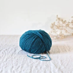 Caonach Yarn Kit(Caonach Yarn Kit) -Stolen Yarn Store Gilliatt plume 77a61c86 5e25 43d9 99b1 336addcf96c1