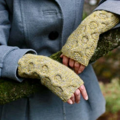 Hort Mitts Pattern(Hort Mitts) -Stolen Yarn Store IMG 0587